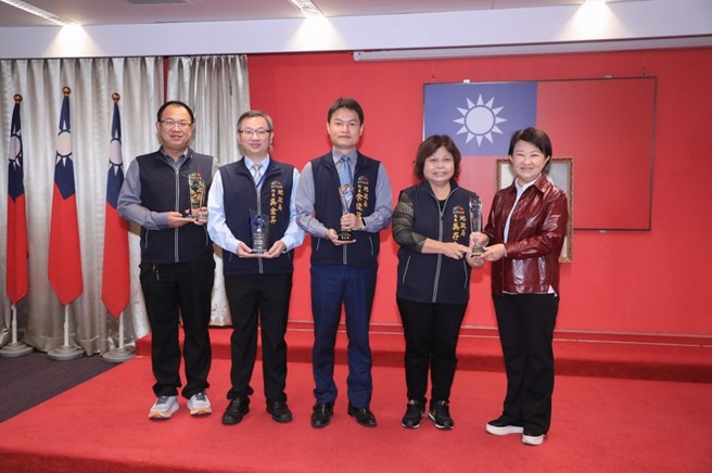 內政部111年度地政業務督導考評成績優異，地政局長率領同仁獻獎予市長。（圖／臺中市政府地政局提供）