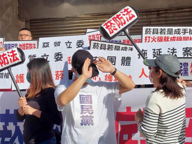 忧菸防法案被拖延，妇幼团体一早前往立院关切。（陈鸿伟翻摄）