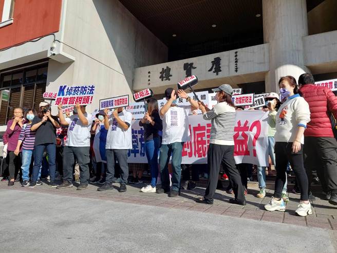 忧菸防法案被拖延，妇幼团体一早前往立院关切。（陈鸿伟翻摄）