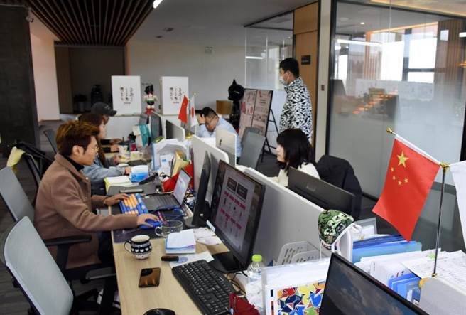 中国暂停审发日本公民赴华签证，令日本企业普遍表示困惑和担忧。图为日资企业员工在大陆山东青岛的「国际客厅」办公区内工作。（新华社资料照片）