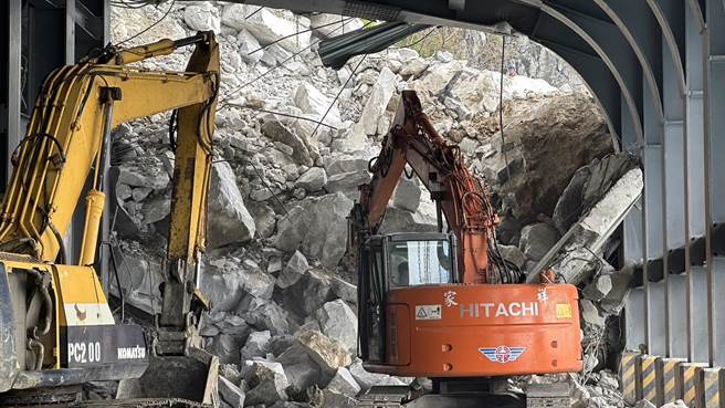 台9线159.3公里处苏花公路大清水隧道今天凌晨突然因边坡坍方，大量土石砸毁明隧道，几乎淹没隧道口，双向交通中断。（民眾提供）