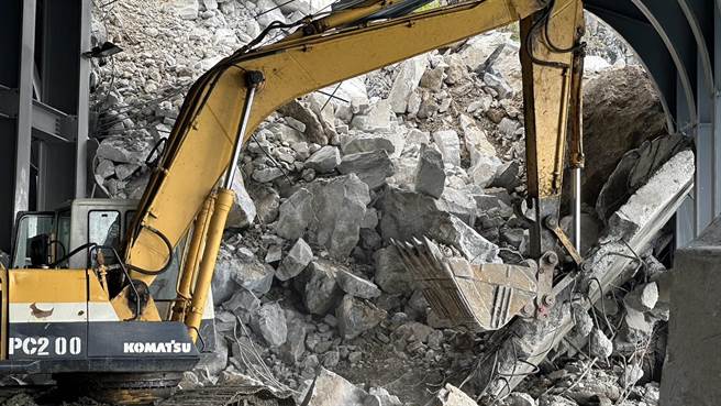 大型机具进驻开挖。（民眾提供）