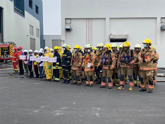 台南市消防局近来推动辖内场所的企业公司推派员工加入义消行列，接受消防专业训练。（台南市消防局提供／张毓翎台南传真）