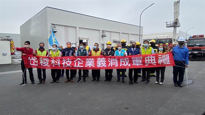 今年初岱棱科技公司响应企业义消政策，招募7名员工加入。（台南市消防局提供／张毓翎台南传真）