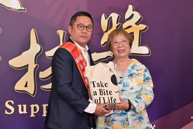 蕭明峯與當年認養他的「詹阿姨」詹丰雁重逢。（家扶基金會提供／李京昇苗栗傳真）