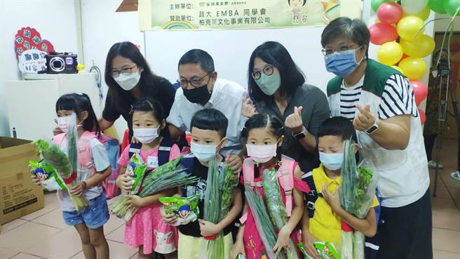 蕭明峯去年8月開學之際，自掏腰包贊助苗栗家扶兒的書包跟文具用品。（本報資料照片）