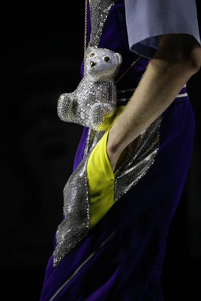 Gucci 2023春夏系列亮眼的七彩立体熊熊包。（Gucci 提供）