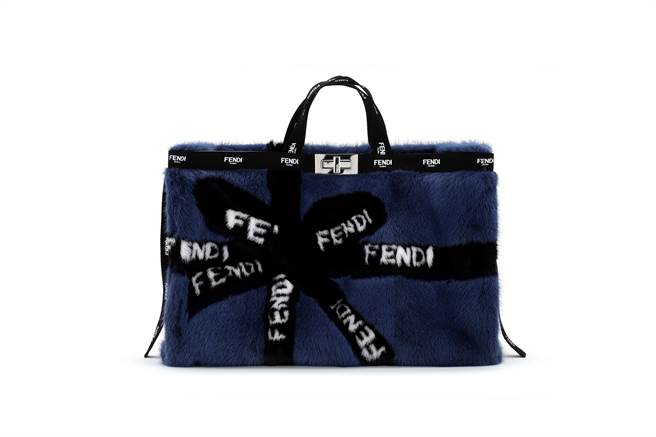 FENDI毛毛Tote Bag，外型柔软可爱，看起来容量也十分实用。（FENDI提供）
