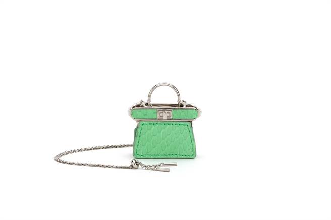 FENDI 超迷你Peakaboo包，可作为项炼使用。（FENDI提供）