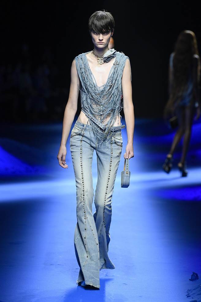 BLUMARINE 秀上也走Y2K风格，如可见低腰喇叭裤。（BLUMARINE 提供）