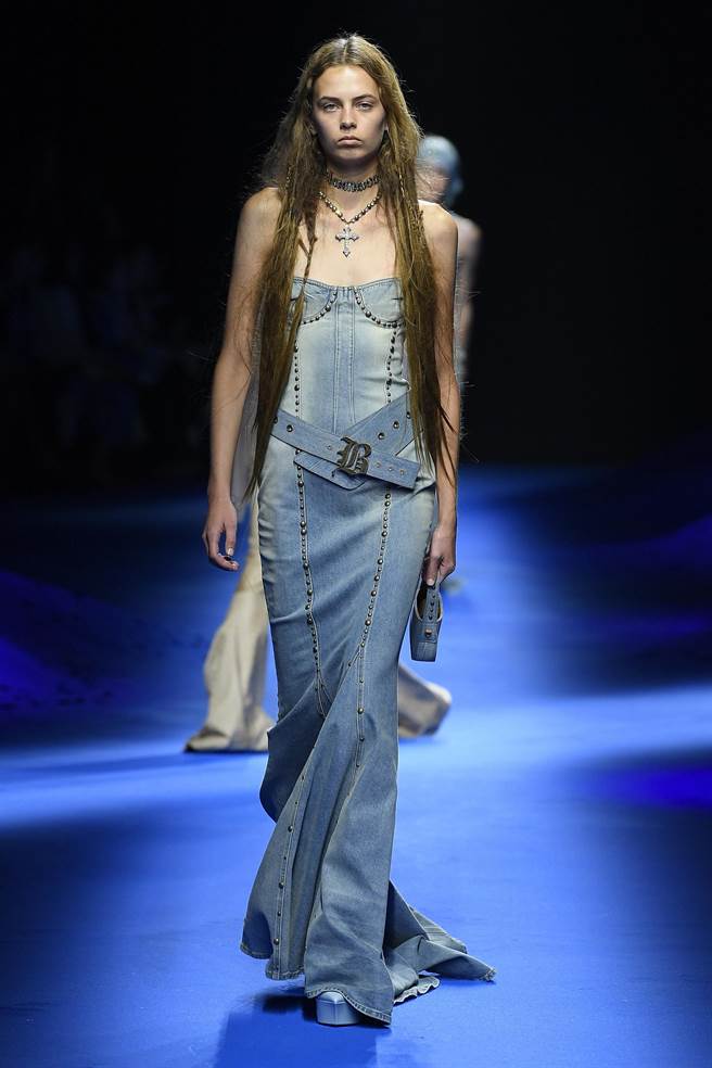 BLUMARINE 近三分之一均以丹寧打造。（BLUMARINE 提供）