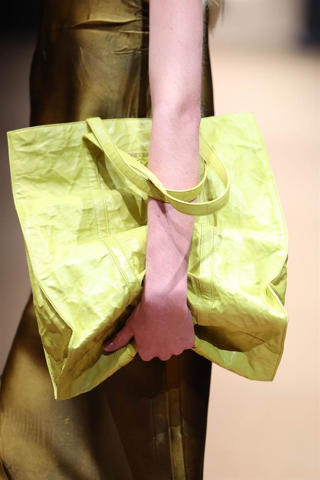 Prada 秀上的芥末黄托特包。(CFP)