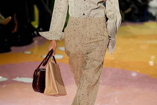 Bottega Veneta 秀上许多造型一次迭背两包款。（美联社）