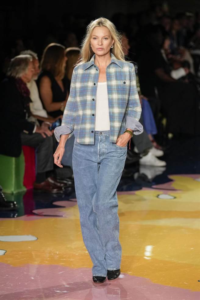 Bottega Veneta邀请凯特摩丝以衬衫牛仔裤的造型登上伸展台，然而身上单品其实皆以皮革打造，经繁复上色工艺制程类似丹寧、衬衫的效果。（美联社）
