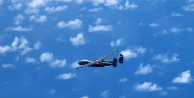 國防部表示，可掛載飛彈、雷射導引炸彈的共機TB-001無人機，11日曾逾越海峽中線。（資料照／摘自日本防衛省統合幕僚監部官網）