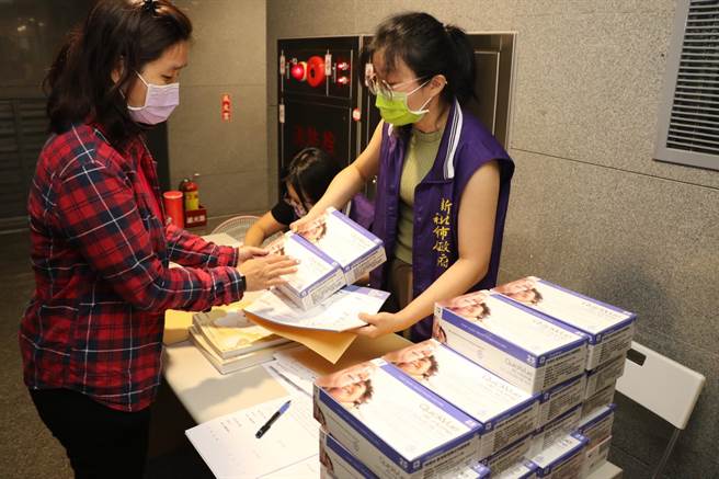 新北市29區公所16日才會收到中央配發的快篩劑，呼籲身心障礙朋友16日起再到各區公所領取。圖為去年配發給各老人安養機構的畫面。（新北市社會局提供）