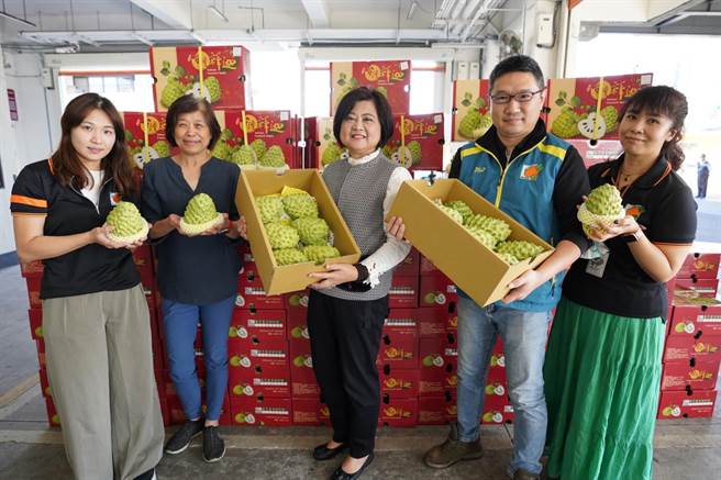 台东鳯梨释迦外销大陆受阻，为了避免农民一年心血化为乌有，新北果菜公司与新北市长侯友宜、台东县长饶庆铃合作，大力促销，短短3天卖出近10公吨，成果丰硕。（新北果菜公司提供）