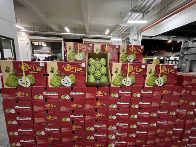 台东鳯梨释迦外销大陆受阻，为了避免农民一年心血化为乌有，新北果菜公司与新北市长侯友宜、台东县长饶庆铃合作，大力促销，短短3天卖出近10公吨，成果丰硕。（新北果菜公司提供）