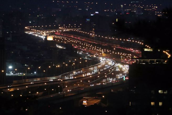 春节10天连假今起跑，国道在除夕前的车流，均以南下为主。（资料照）