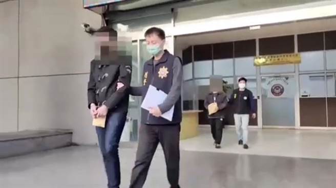 高雄警方将涉嫌囚禁车手的陈、柯2人逮捕，依法送办。（翻摄照片／崔正纲高雄传真）