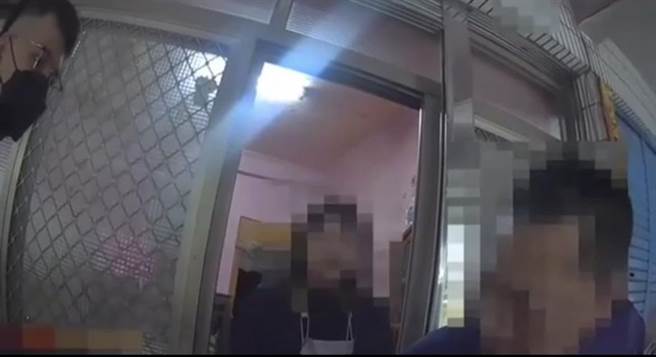 高雄警方前往陈、柯2男住处，并将2人逮捕。（翻摄照片／崔正纲高雄传真）