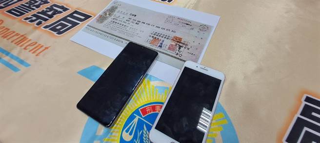 高雄警方查获手机、现金支票等证物。（翻摄照片／崔正纲高雄传真）