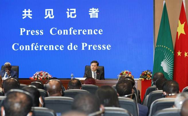 中国外交部长秦刚与非盟主席马哈马特共同会见记者。（摘自新华社）