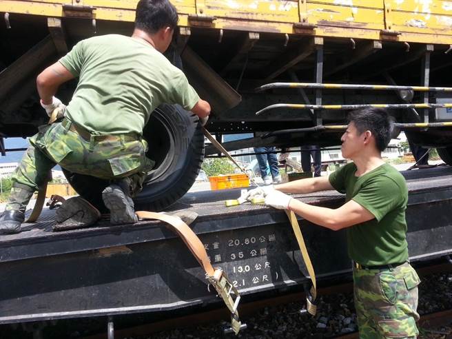苏花中断，台铁花莲站整备列车平台，下午启动蔬果车载运北上。（民眾提供）