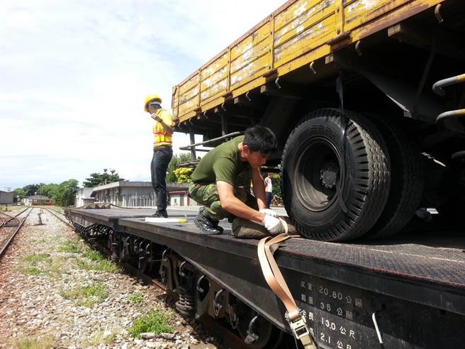 苏花中断，台铁花莲站整备列车平台，下午启动蔬果车载运北上。（民眾提供）