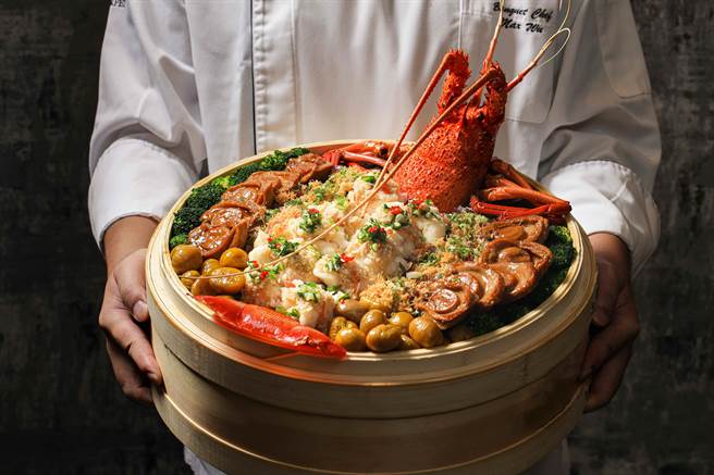 台北晶華酒店端出16吋大的重量級美味－「龍蝦鮑魚海派米糕」。（晶華提供）