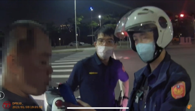 男子欲闯红灯见警急煞，音量刺耳引警盘查一身酒气。(陈慧雯翻摄)