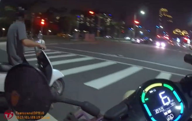 男子欲闯红灯见警急煞，音量刺耳引警盘查一身酒气。(陈慧雯翻摄)