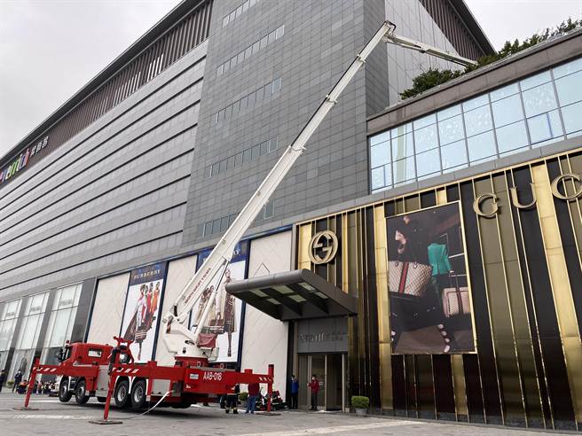 金門縣消防局攜手昇恆昌，今日上午在金湖廣場舉行火災搶救演練。(圖／金門縣消防局提供)