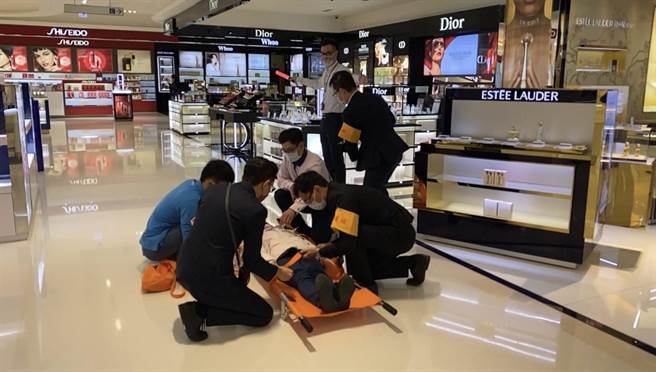 演練過程逼真，期使賣場人員熟稔自衛消防編組流程，提升災害時應變能力。(圖／金門縣消防局提供)