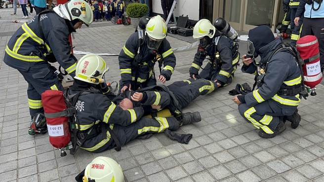 金湖廣場火災搶救演練，動員人力逾百人，演練過程逼真。(圖／金門縣消防局提供)