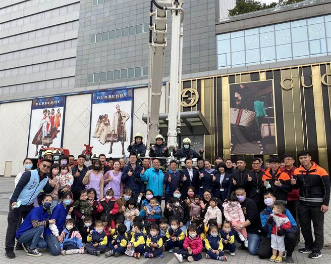 消防局特別邀請幼兒園師生一同參與演練並進行宣導，讓防災意識從小扎根。(圖／金門縣消防局提供)