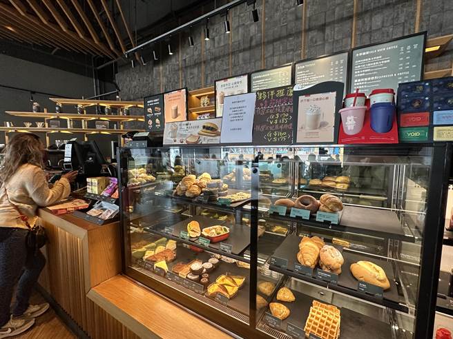 糕点柜产品所剩不多，今天卖完就没了。（蔡旻妤摄）
