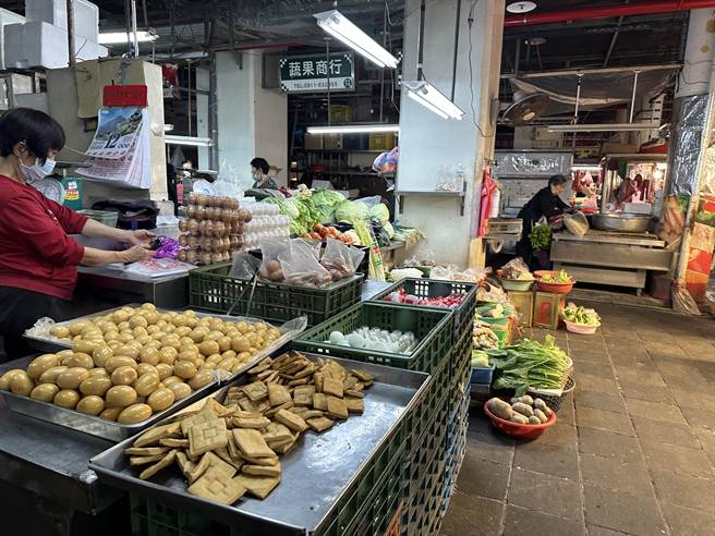 台9线坍方交通中断，台东当地蔬果多来自高雄、屏东，摊商表示未受影响。（蔡旻妤摄）