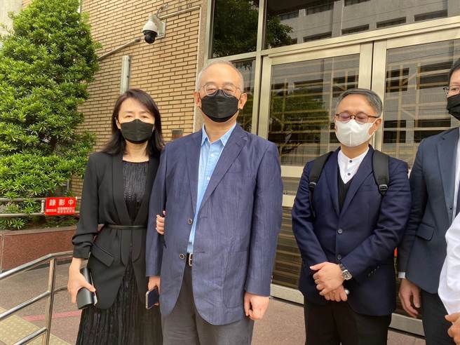 圖左起，中國創新投資公司主席向心、龔青夫婦出庭應訊，請求法官還他們回家的權利。（林偉信攝）