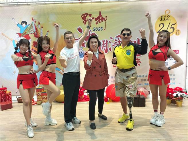 图为粘雪琴（中）、陈保雄（左3）、阮锦源（右2）。（黄敬文摄）