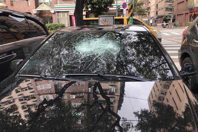 邹男持球棒砸毁王男座车。（警方提供）