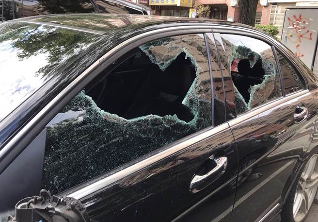 邹男持球棒砸毁王男座车。（警方提供）