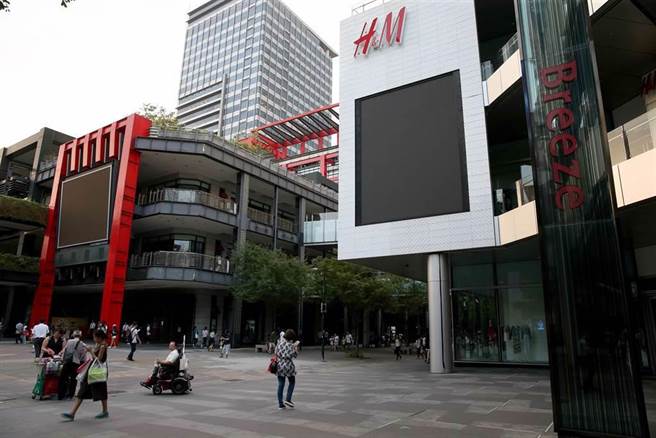 信义商圈这14、15日停车费涨至60元。图为新光三越A8。（本报资料照）