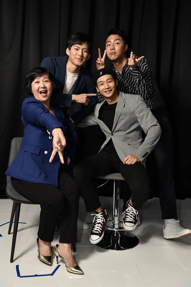 蔡凡熙（右起）、黄冠智与吴念轩3位新生代演员受邀《圆桌对谈》节目，畅谈不为人知的小故事，左为主持人王琄。（镜电视提供）