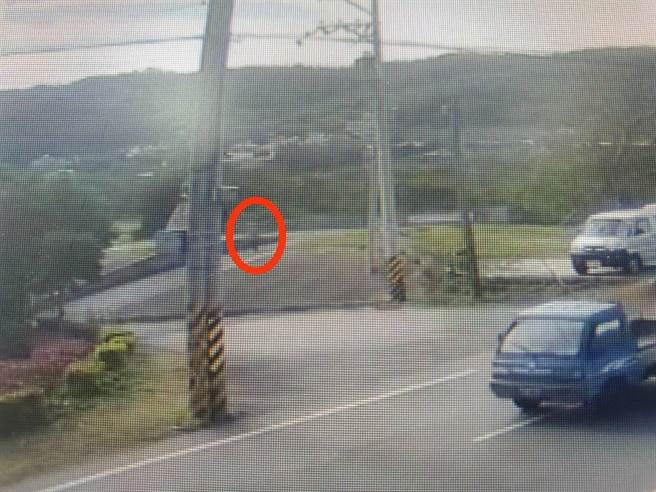 刘姓民眾疑似因久病厌世离家，自称吞了30颗安眠药鹿岛公园，警方寻获他后紧急送医救治。（新埔分局提供／邱立雅竹县传真）