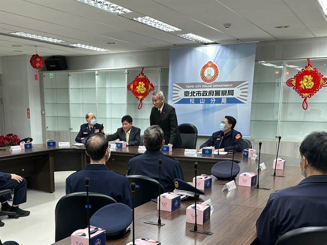 北市义警大队长等人到松山分局慰勤。（翻摄照片／林郁平台北传真）