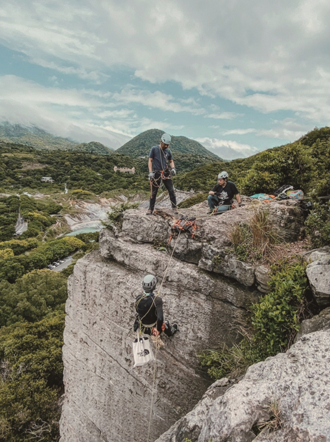 喜歡追求刺激的人，在台北也可以找到合適的攀岩場。（圖／獨木舟日常）