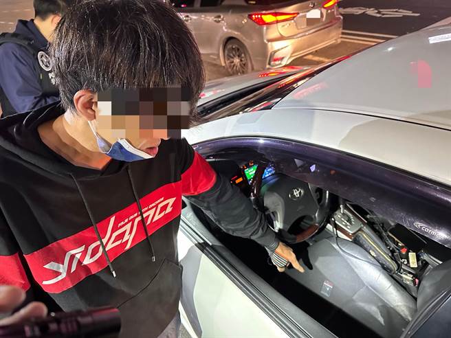 潘男從身上掉落安非他命殘渣袋。（警方提供）