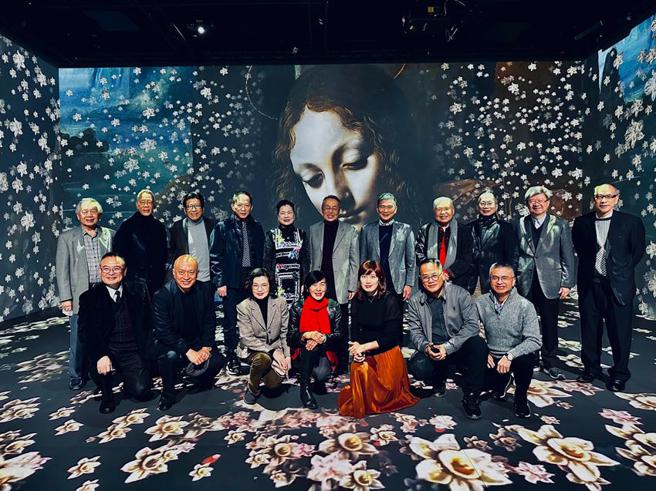 （文化部与金管会、证交所宣布，上市柜公司赞助艺文发展将可列入ESG年度成果。图为宏碁创办人施振荣、文化部长李永得、经济部长王美花等体验《达文西光影艺术特展》。图／智荣基金会提供）