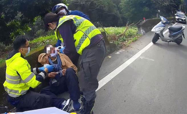 老翁散步路倒，警消如及時雨獲報後，立即火速趕往救援。(警方提供)